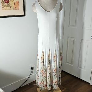 The Pyramid Collection White Floral Maxi Dress, With Flair. Size Meduim. USA